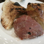 セコンドピアット　生ハムで巻いた牛ヒレ肉のカルツォーネ　
          　カルアリキュールのソース　ローズマリーの香り