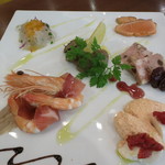 マダイのカルパッチョ　トマトのソース　軽く炙ったサーモン　砂肝のコンフィ　パテドカンパーニュと杏　天使海老と生ハムのスモーク　トマトのムース　モッツァレラチーズとドライトマト