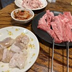 Yakiniku Hatsuei - カルビ、牛ホルモン、鶏セセリ、キムチ