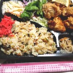 弁太 - デカ盛りチャーハン&唐揚げ(￥610)唐揚げ×2(1個￥50)。かなり満足感あふれる弁当です！