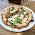 SALVATORE CUOMO & BAR - ポルチーニ茸と生ハム、ルーコラのピッツァ