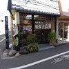 旭製菓 - 角店でかりん糖の黄色の看板が目立ちます。