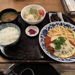 Youshokunomise Itadaki - 全体像　みそ汁・サラダ・ひじき・ご飯・ハンバーグ