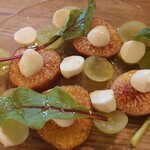 BISTRO&CAFE UN - イチジクとぶどうのカプレーゼ