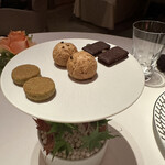 銀座 レカン - フィンガーフード　かぼちゃの羊羹、フォアグラのシュー、アンチョビピスタチオ