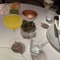 銀座 レカン - オレンジ色のはノンアルペアリングのドリンク　みかんとこうじみそのコクあるドリンク