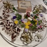 銀座 レカン - チョコでデコレーション　お花の食器も美しい　チーズケーキ　ブルーベリー、フランボワーズ、エディブルフラワー