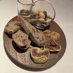 銀座 レカン - チーズと共に美味しくいただくためのいちじくアプリコット、ナッツなど