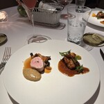 銀座 レカン - 左厚みがあるのにふわふわで弾力ありやわらかくてすっとかみきれるきのこのソース、右ちょうせいにくでぷりぷりでソースも　濃いめのソース