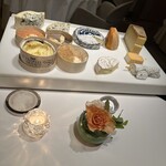 銀座 レカン - チーズ類　左ウォッシュ　真ん中手前カボス？、後ろの黒のチーズはくせなくてもちもち食べやすい、やぎのチーズ