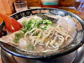 Muteppou - とんこつチャーシュー 半熟味玉入り(ばりかた、こってりよりちょいこってり、味半分) 麺ね〜