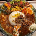 BOTANI：CURRY 梅田店 - エビあいがけ、ルー&ライス大盛り、チーズ豆腐&玉子ピクルス&ピクルス大盛りトッピング