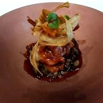 レストラン マノワ - 前菜・温かい穴子の赤ワイン煮込みとじゃが芋のピューレ　ワイルドライスとごぼうのフリットと共に（2023.9）