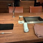 焼肉うしごろ - 焼肉うしごろ西麻布本店のテーブルです。