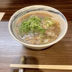 うどん屋 一本 - 肉うどん（880円）