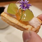 麻布Lasen - 生ハムのムースとシャインマスカットの一口パイ