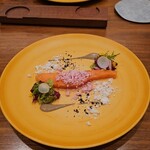 麻布Lasen - オーロラサーモンのミキュイ 洋ナシとビーツのソース