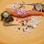 麻布Lasen - オーロラサーモンのミキュイ 洋ナシとビーツのソース
