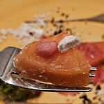 麻布Lasen - オーロラサーモンのミキュイ 洋ナシとビーツのソース