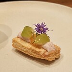麻布Lasen - 生ハムのムースとシャインマスカットの一口パイ