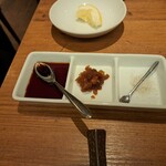 焼肉うしごろ - 厚切りサーロインにつける燻製醤油、おろしポン酢、フランス産の岩塩です。