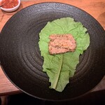 焼肉うしごろ - サンチュの上にのせた、鉄板で焼いた後の極みのタン２枚です。