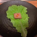 焼肉うしごろ - サンチュの上にのせた、鉄板で焼いた後の厚切りサーロイン・その１です。（赤味噌付き。）