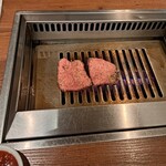 焼肉うしごろ - 鉄板の上で、極みのタンを焼く様子です。