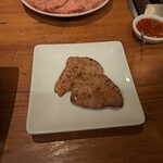 焼肉うしごろ - 鉄板で焼いた極みのタン２枚・その１です。