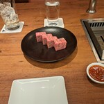 焼肉うしごろ - 栃木県産の厚切りサーロイン４つです。