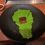 焼肉うしごろ - サンチュの上にのせた、鉄板で焼いた後の厚切りサーロイン・その３です。