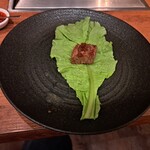焼肉うしごろ - サンチュの上にのせた、鉄板で焼いた後の厚切りサーロイン・その２です。（おろしポン酢付き。）