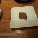 焼肉うしごろ - 鉄板で焼いた後の厚切りサーロイン・その１です。