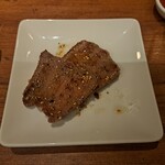 焼肉うしごろ - 鉄板で焼いた後の極みのタン２枚・その２です。