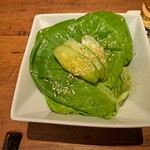 焼肉うしごろ - うしごろサラダです。胡麻油風味の塩ダレが、美味さを引き立てています。
