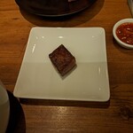 焼肉うしごろ - 鉄板で焼いた後の厚切りサーロイン・その２です。