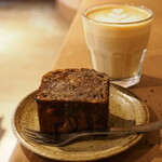 Common cafe&music bar lounge - カフェラテ（650円） バナナブレッド（700円）