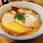 ラーメン屋 トイ・ボックス - ワンタン醤油ラーメン、味付玉子トッピング