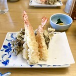 天ぷら よこい - ●二皿目
      ・黒舞茸
      ・海老