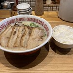 Menkuiya - チャーシュー麺 950円、小ごはん 150円