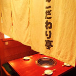 Kodawari tei - 個室風テーブル席♪6人までの女子会やプチ宴会にぴったり◎煙が上がりにくい仕掛けになっていつので、気になる匂いも付きにくい♪