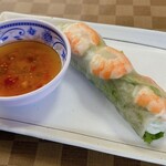 GIA DINH - 美しい生春巻き。ニョクマムダレをちょんちょんして頂きます。絶品です。チェーとセットで¥320、お得！