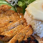 GIA DINH - 細めに切られたトンテキはご飯と一緒に蓮華で食べやすい。