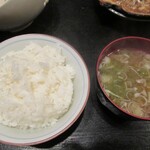 磯喜 - 貝焼き定食750円のご飯と味噌汁