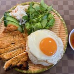 GIA DINH - ベトナム風トンテキ、ジャポニカ米のご飯、半熟目玉焼き、大根と人参の酢漬け、スライスきゅうり、レタス、フレッシュハーブはミントとキンゾイ。別添えのニョクマムダレを回しかけて頂きます。