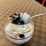 GIA DINH - 本日のチェーは小豆がメイン。その他キマメゼリー、ベトナムのミルクゼリー、上にはココナッツフレークが乗ってました。