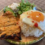 GIA DINH - ザルに乗っているように見えますが、普通のプレートにザルの模様がプリントされているだけ^^;