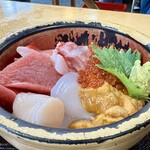 タカマル鮮魚店 - 極上海鮮丼 1980円 ※カニの味噌汁付き
            2023年10月22日