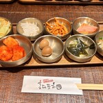 韓国料理 ホンデポチャ - サービスのお惣菜(かなり嬉しい)