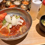 韓国料理 ホンデポチャ - ビビン冷麺(ハサミでもの麺をカットしましたよ)